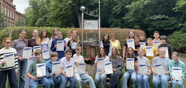 Gruppenfoto der Schüler:innen, die beim Wettbewerb SHALOM – JÜDISCHES LEBEN HEUTE mitgemacht haben und die Urkunden in den Händen halten.
