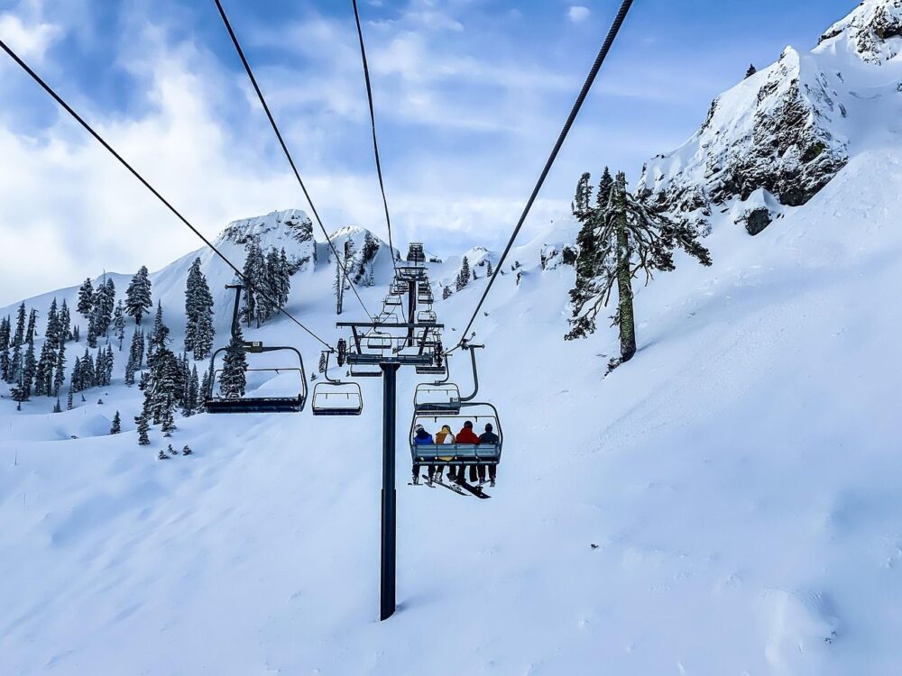 Gruppe im Skilift im Winterurlaub