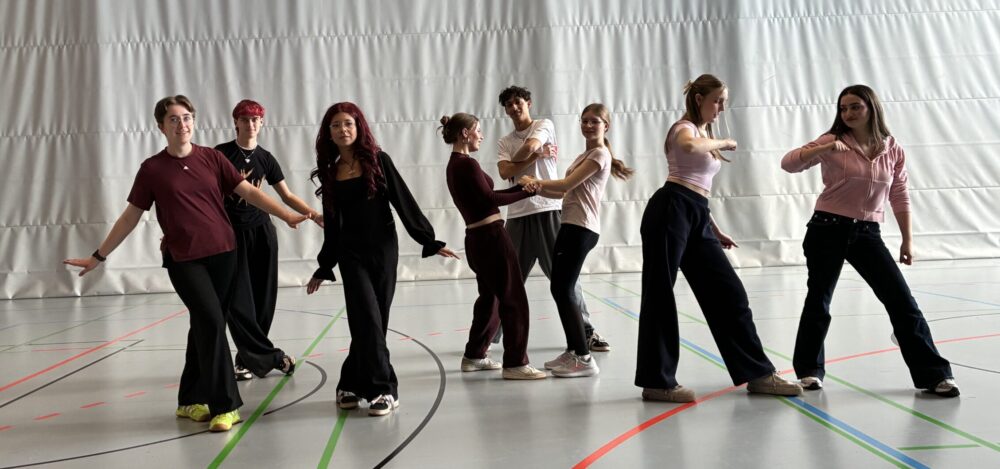 Schüler:innen aus dem Tanzkurs bei der Probe für Community Dance
