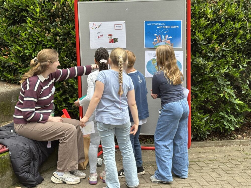 Interessierte Schüler*innen beim Tag der kulturellen Vielfalt am Herder-Gymnasium.