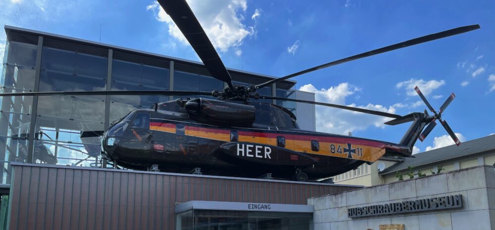 Transporthubschrauber CH 53 vor dem Hubschraubermuseum Bückeburg
