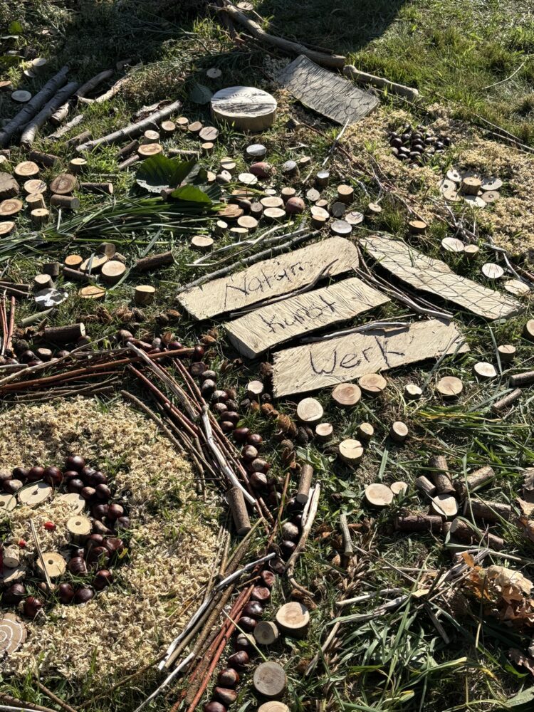 Kunstwerk aus Naturelementen: Äste, Moosm Sträucher