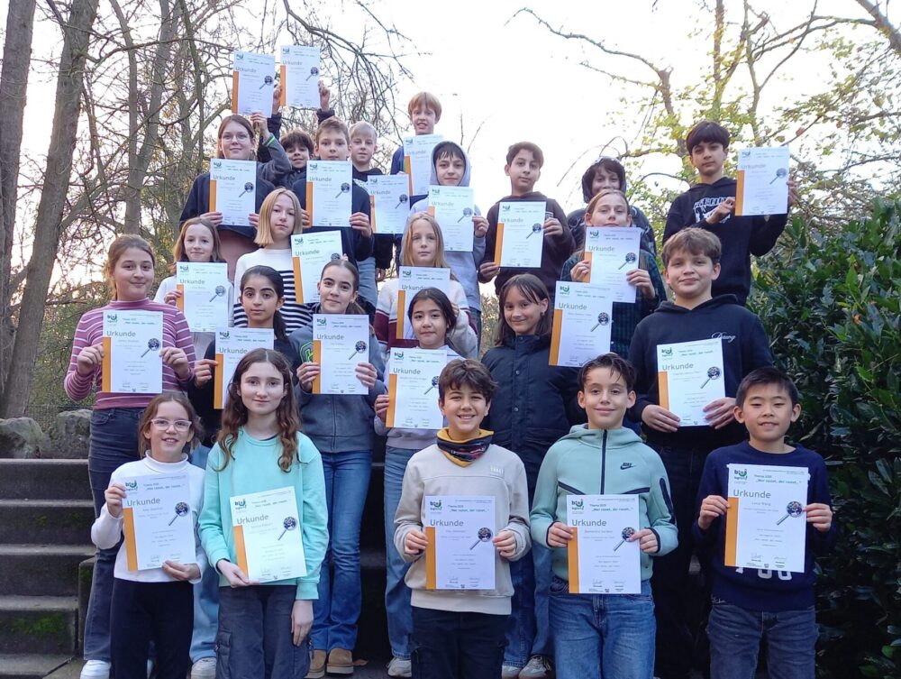 Herder-Schüler*innen mit ihren Urkunden