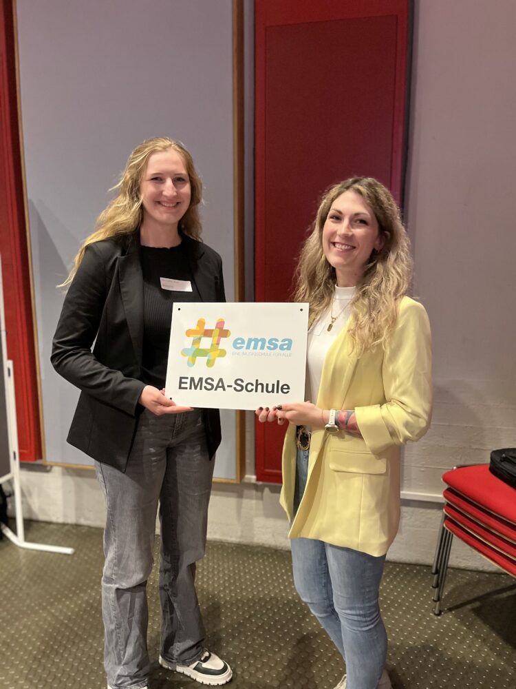 Annalena Klee (Herder-Gymnasium, links im Bild) und Lisa Oefler (Musikschule Minden, rechts im Bild) halten die emsa-Auszeichnung in den Händen.